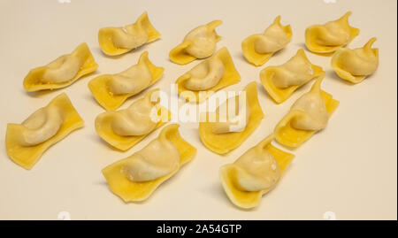 Un tipo di ravioli, casoncelli, fatta in casa il cibo tradizionale della Bergamasca, Italia. Delizioso Cibo Italiano Foto Stock