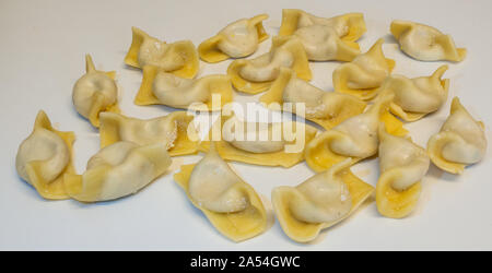 Un tipo di ravioli, casoncelli, fatta in casa il cibo tradizionale della Bergamasca, Italia. Delizioso Cibo Italiano Foto Stock