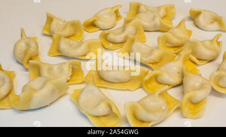 Un tipo di ravioli, casoncelli, fatta in casa il cibo tradizionale della Bergamasca, Italia. Delizioso Cibo Italiano Foto Stock