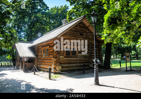 MOSCA, RUSSIA - LUGLIO 26 2014: L'antica casa di legno di Pietro il Grande fu costruita nel 1702 nel parco di Kolomenskoye Foto Stock