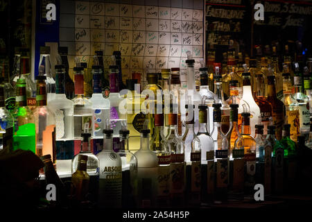 Ricco assortimento di bevande alcoliche, in una New York City bar Foto Stock