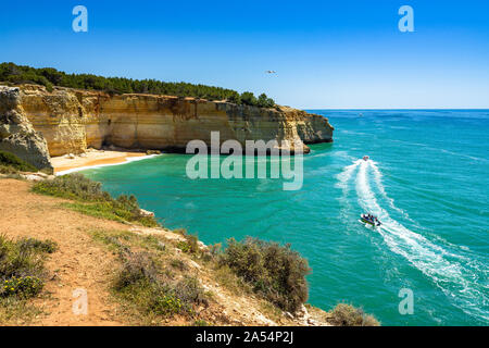 Scenario paesaggistico di Praia da Corredoura racchiuso da imponenti scogliere di arenaria, Agarve, Portogallo Foto Stock