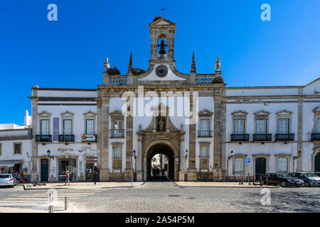 Vista dell'Arco da Vila (Città Archway), uno dei gateway medievale a Faro old town. Faro Algarve, Aprile 2019 Foto Stock