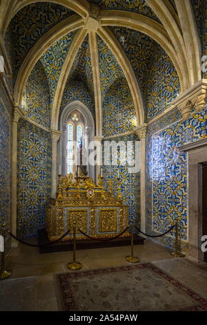 Una cappella con pareti finemente decorate con piastrelle azulejos all'interno della Cattedrale di Faro (Sé Catedral), Algarve, PORTOGALLO Foto Stock