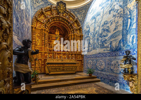 Decorazione Azulejos all'interno del Sé Catedral de Santa Maria, Faro, Algarve, PORTOGALLO Foto Stock