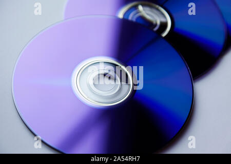Diversi dischi blu ray disc sono nella finestra su sfondo chiaro Foto Stock