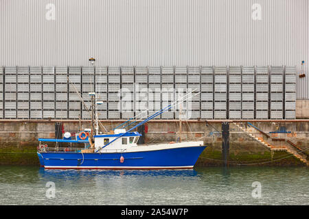 Porto di pesca e magazzino in spagnolo costa atlantica. Bermeo, Spagna Foto Stock