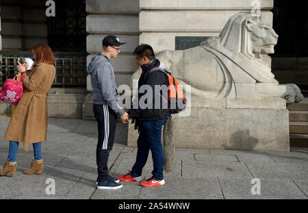 Due giovani uomini, nel momento' Holding Hands, nel pensiero. Foto Stock