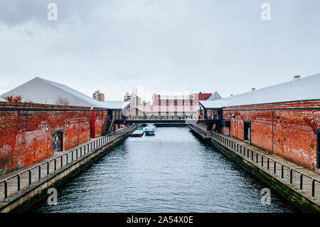 Dicembre 1, 2018 Hakkodate, Giappone - Hakkodate Red Brick Warehouse Kanemori e canal a Hakodate porta nella stagione invernale atmosfera di nebbia Foto Stock