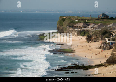 I turisti su Dreamland popolare spiaggia di Bali, Indonesia Foto Stock