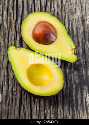 Dimezzato avocado con il nucleo isolato su bianco - in macro shot. Foto Stock