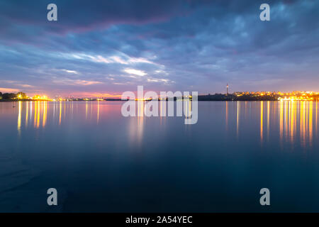 Notte oltre il fiume del Danubio nella città di Galati, Romania Foto Stock