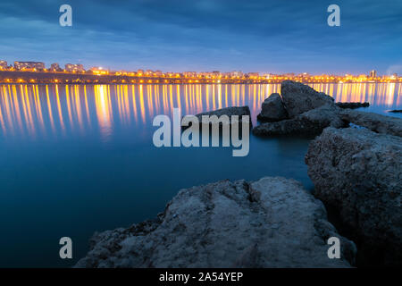 Galati luci della città il mirroring di sera nelle acque del Danubio Foto Stock