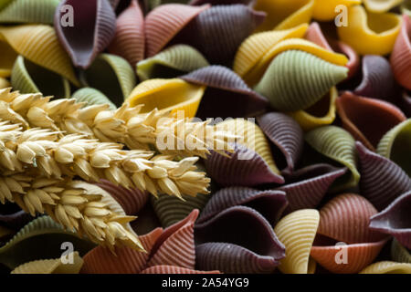 Colorato La pasta italiana, rosso, viola, bianco e giallo Foto Stock