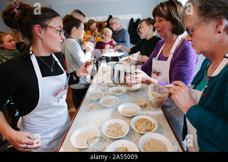 World porridge Making Championships 2019, noto anche come Golden Spurtle, a Carrbridge, Scozia. Degustazione di porridge. Foto Stock