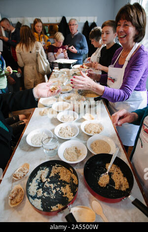 World porridge Making Championships 2019, noto anche come Golden Spurtle, a Carrbridge, Scozia. Degustazione di porridge. Foto Stock