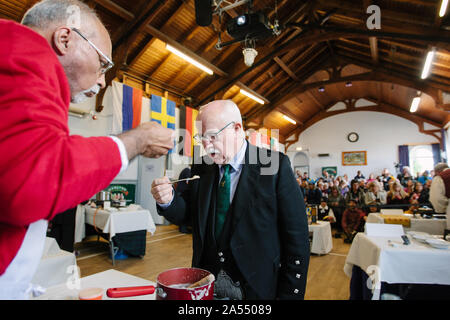 World porridge Making Championships 2019, noto anche come Golden Spurtle, a Carrbridge, Scozia. Degustazione di porridge. Foto Stock