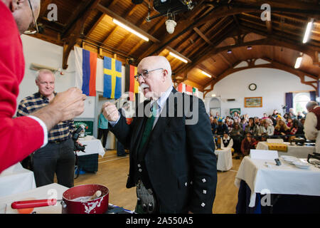 World porridge Making Championships 2019, noto anche come Golden Spurtle, a Carrbridge, Scozia. Degustazione di porridge. Foto Stock