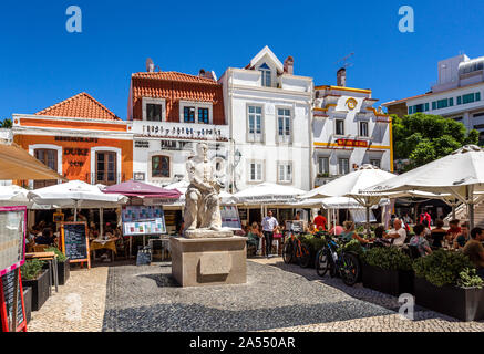 Statua di Luis de Camoes, il più grande della lingua portoghese poeta ricordato per la sua opera epica Il Lusiads, nel centro della città vecchia di Cascais, Portogallo Foto Stock