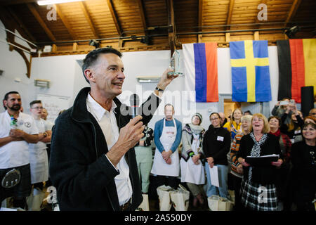 World porridge Making Championships 2019, noto anche come Golden Spurtle, a Carrbridge, Scozia. Vincitore Nick Barnard. Foto Stock