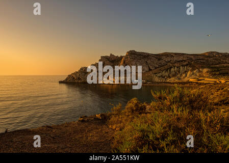 Sunrise su una spiaggia a Aguilas, Murcia, Spagna Foto Stock