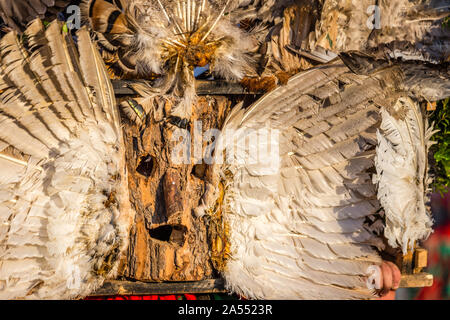 Mummers eseguire rituali per spaventare gli spiriti malvagi a Surva festival di Pernik in Bulgaria. Le persone sono chiamati Kukeri. La maschera di legno e piume. Foto Stock