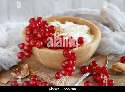 Ribes rosso e lo yogurt in una ciotola close up Foto Stock