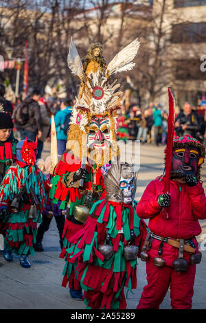 Mummers eseguire rituali per spaventare gli spiriti malvagi a Surva festival di Pernik in Bulgaria. Le persone sono chiamati Kuker. Foto Stock