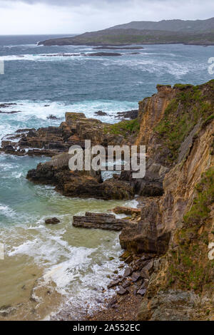 La costa frastagliata della penisola di Beara sul selvaggio modo Atlantico sulla costa occidentale della Repubblica di Irlanda. Foto Stock