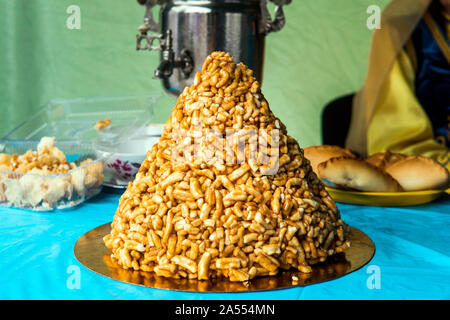 Chak-chak tradizionali asiatici dessert - pasta fritta con il miele. Dolce tradizionale sul nikah matrimonio musulmano. I dolci orientali. Foto Stock