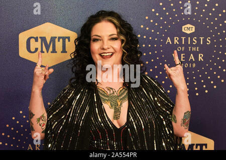 Ottobre 16, 2019, Nashville, Tennessee, Stati Uniti d'America: Ashley McBryde assiste il 2019 artisti CMT dell'anno a Schermerhorn Symphony Center. (Credito Immagine: © Debby Wong/ZUMA filo) Foto Stock