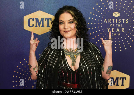 Ottobre 16, 2019, Nashville, Tennessee, Stati Uniti d'America: Ashley McBryde assiste il 2019 artisti CMT dell'anno a Schermerhorn Symphony Center. (Credito Immagine: © Debby Wong/ZUMA filo) Foto Stock