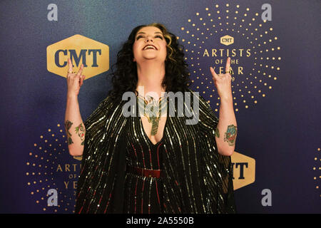 Ottobre 16, 2019, Nashville, Tennessee, Stati Uniti d'America: Ashley McBryde assiste il 2019 artisti CMT dell'anno a Schermerhorn Symphony Center. (Credito Immagine: © Debby Wong/ZUMA filo) Foto Stock