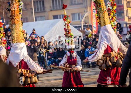 Mummers eseguire rituali per spaventare gli spiriti malvagi a Surva festival di Pernik in Bulgaria. Le persone sono chiamati Kuker, kukeri. Foto Stock