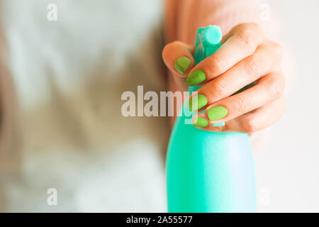 Donna di mano azienda verde menta la bottiglia spray di fatto in casa detergente. Prodotti naturali per la pulizia o per la cura del corpo concetto Foto Stock