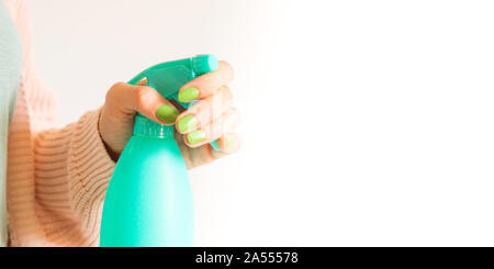 Donna di mano azienda verde menta la bottiglia spray di fatto in casa detergente. Prodotti naturali per la pulizia o per la cura del corpo concetto Foto Stock