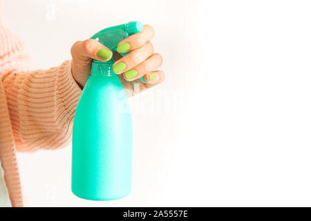 Donna di mano azienda verde menta la bottiglia spray di fatto in casa detergente. Prodotti naturali per la pulizia o per la cura del corpo concetto Foto Stock