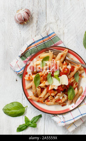 Penne alla norma - Italiano tradizionale di pasta con melanzane e pomodori Foto Stock