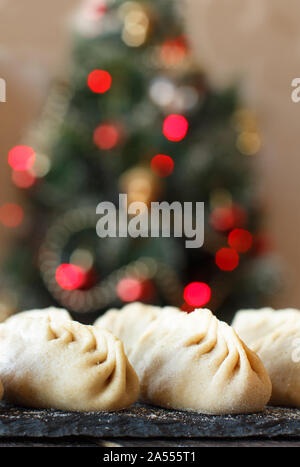 Fare gnocchi manti archiviato con carne macinata da vicino Foto Stock