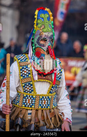 Mummers eseguire rituali per spaventare gli spiriti malvagi a Surva festival di Pernik in Bulgaria. Le persone sono chiamati Kuker, kukeri. Maschera colorati. Foto Stock