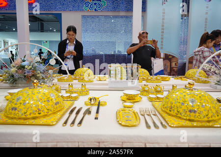 (191018) -- JINGDEZHEN, 18 ottobre 2019 (Xinhua) -- La gente guarda la porcellana Vasellame durante una fiera di ceramica di Jingdezhen, Cina orientale della provincia di Jiangxi, 18 ottobre 2019. Il 2019 Cina Jingdezhen ceramica internazionale equo aperto venerdì, attirando quasi 1.000 aziende di porcellana da casa e all'estero e durerà fino ad ottobre 22. (Xinhua/Zhou Mi) Foto Stock