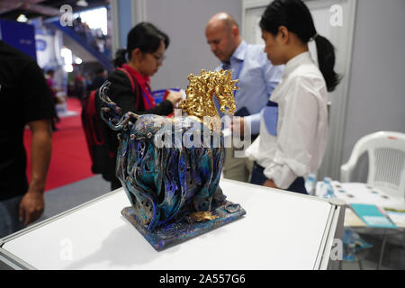 (191018) -- JINGDEZHEN, 18 ottobre 2019 (Xinhua) -- La gente guarda la porcellana Vasellame realizzati in Italia nel corso di una fiera di ceramica di Jingdezhen, Cina orientale della provincia di Jiangxi, 18 ottobre 2019. Il 2019 Cina Jingdezhen ceramica internazionale equo aperto venerdì, attirando quasi 1.000 aziende di porcellana da casa e all'estero e durerà fino ad ottobre 22. (Xinhua/Zhou Mi) Foto Stock