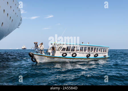 Maschio, Maldive - Novembre 18, 2017: la nave di crociera è stata aggiudicata accanto alla riva. Migliaia di ospiti sono andati fuori per visitare la bellissima isola tropicale di Mal Foto Stock