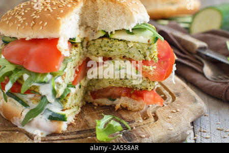 Vegetariano fritto broccoli hamburger su un tavolo di legno vicino fino Foto Stock