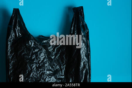 Unico di utilizzare sacchetti di plastica che rappresentano il concetto di inquinamento in plastica Foto Stock