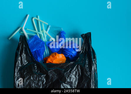 Unico di utilizzare sacchetti di plastica che rappresentano il concetto di inquinamento in plastica Foto Stock