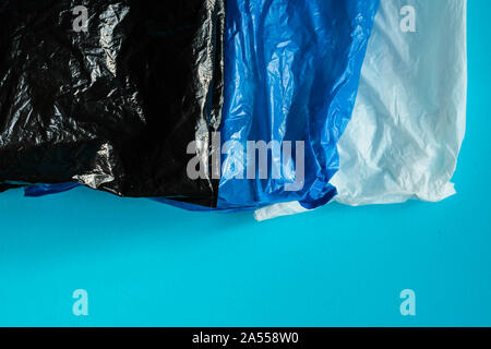 Unico di utilizzare sacchetti di plastica che rappresentano il concetto di inquinamento in plastica Foto Stock