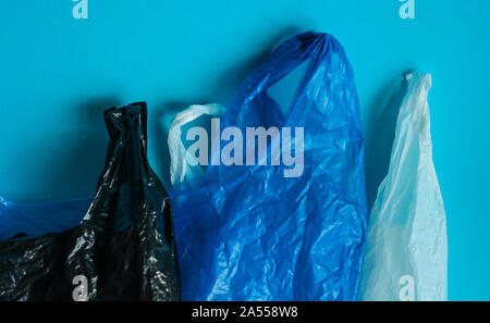 Unico di utilizzare sacchetti di plastica che rappresentano il concetto di inquinamento in plastica Foto Stock