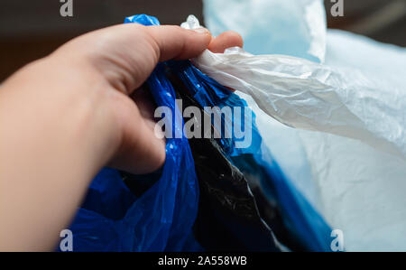 Unico di utilizzare sacchetti di plastica che rappresentano il concetto di inquinamento in plastica Foto Stock