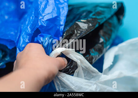 Unico di utilizzare sacchetti di plastica che rappresentano il concetto di inquinamento in plastica Foto Stock